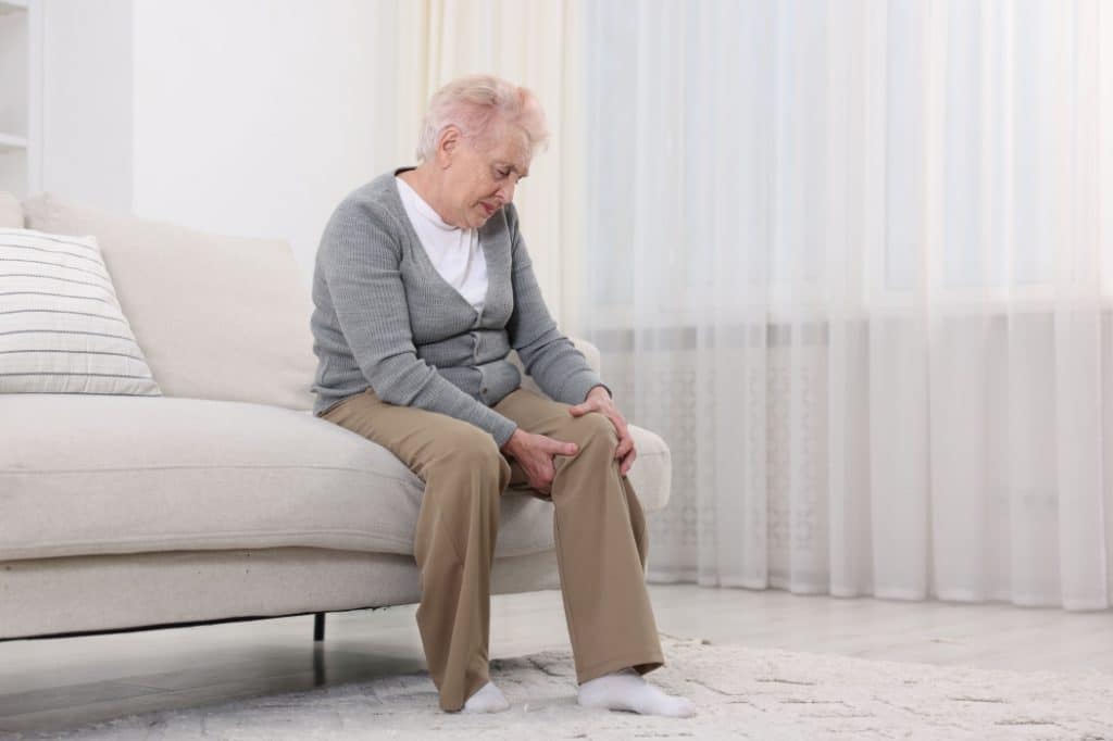 An elderly woman has knee pain