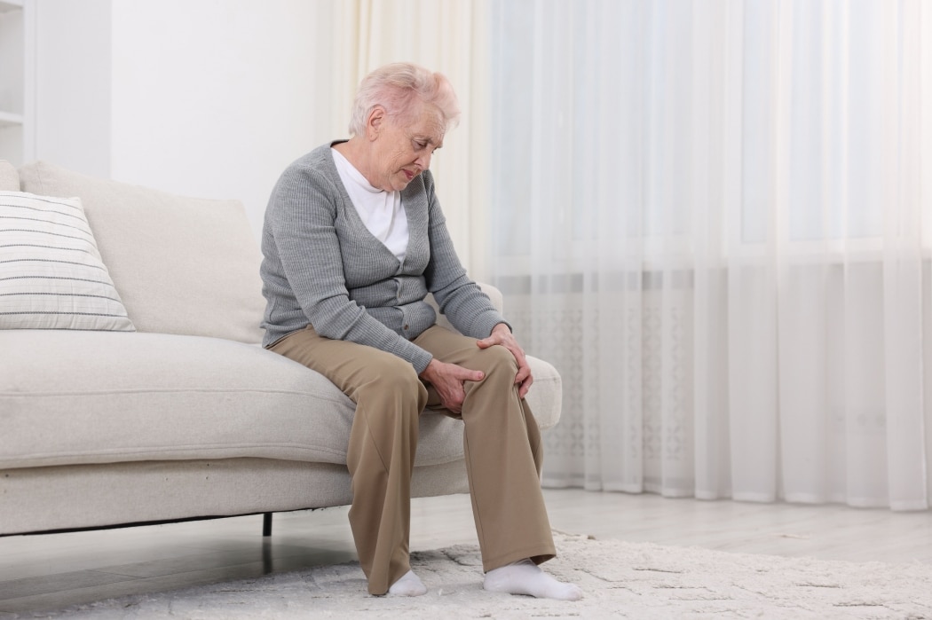 An elderly woman has knee pain